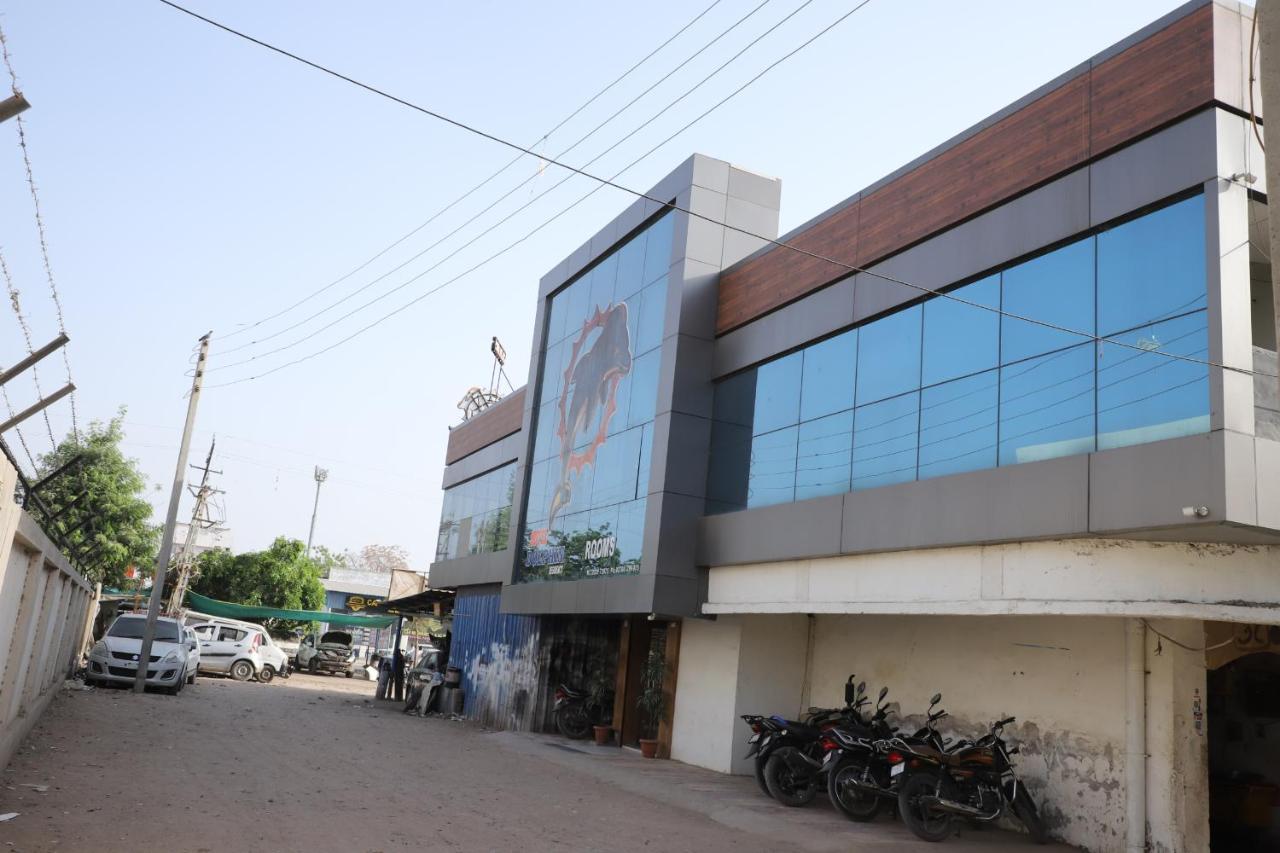 Hotel Dolphin Residency Pātan المظهر الخارجي الصورة