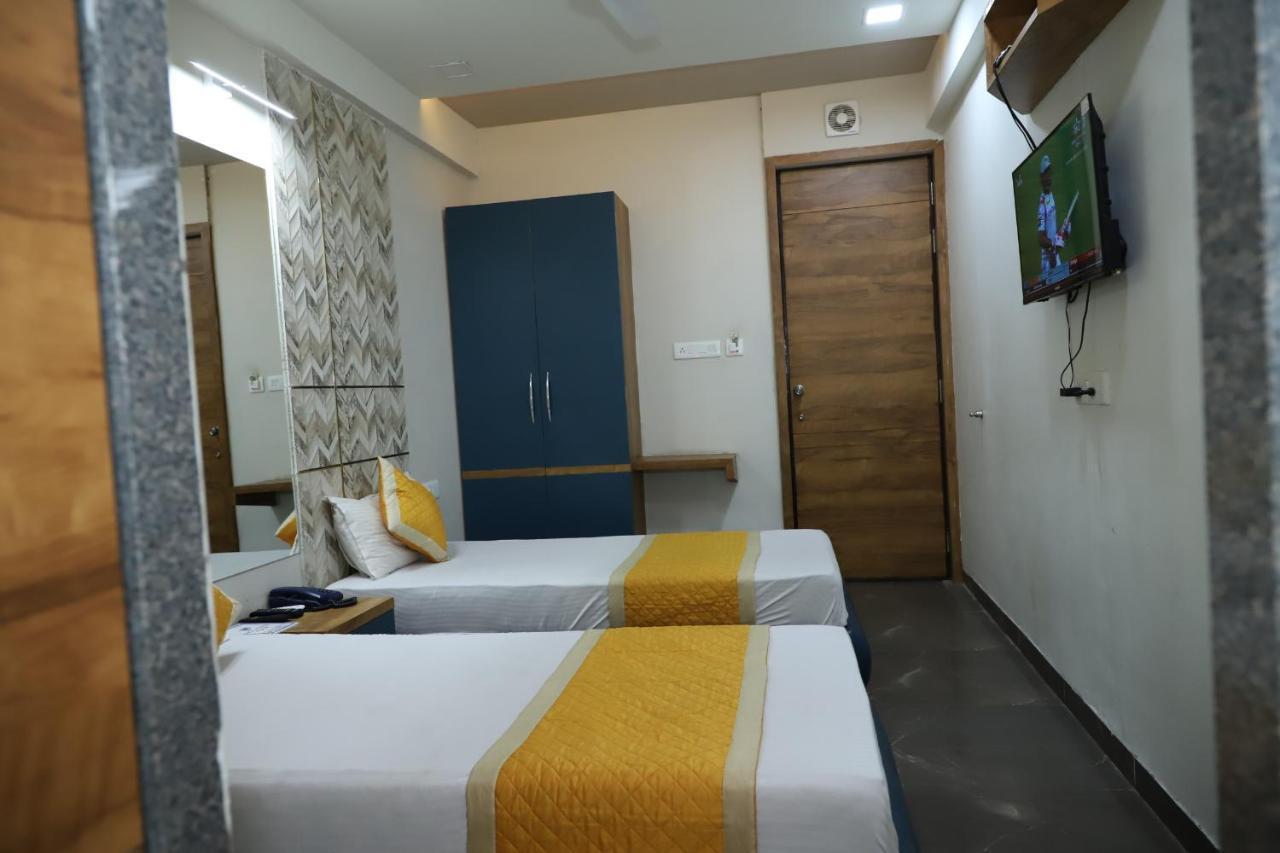 Hotel Dolphin Residency Pātan المظهر الخارجي الصورة